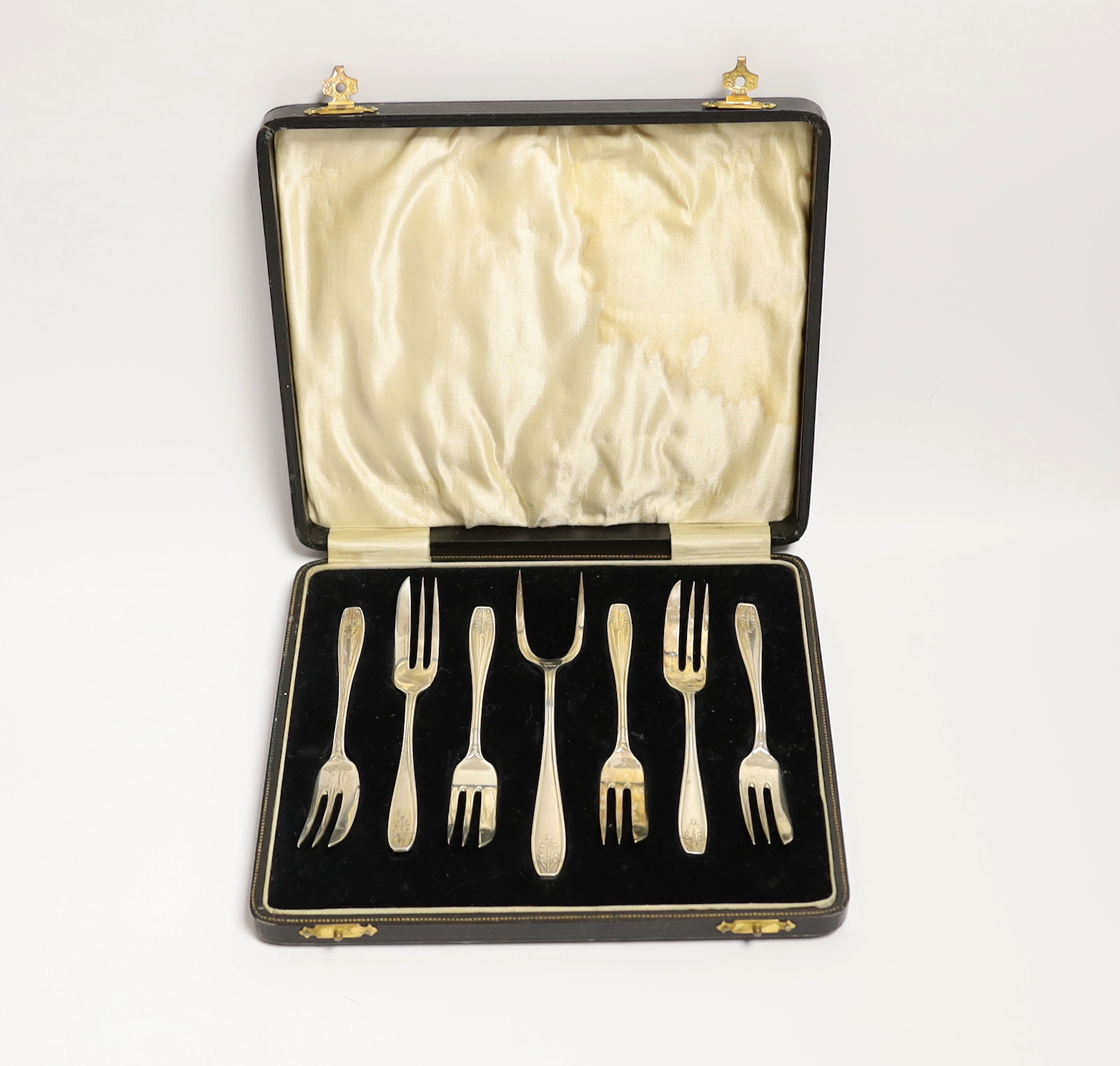 A cased set of six George V silver pastry forks and a serving fork, Birmingham, 1933.